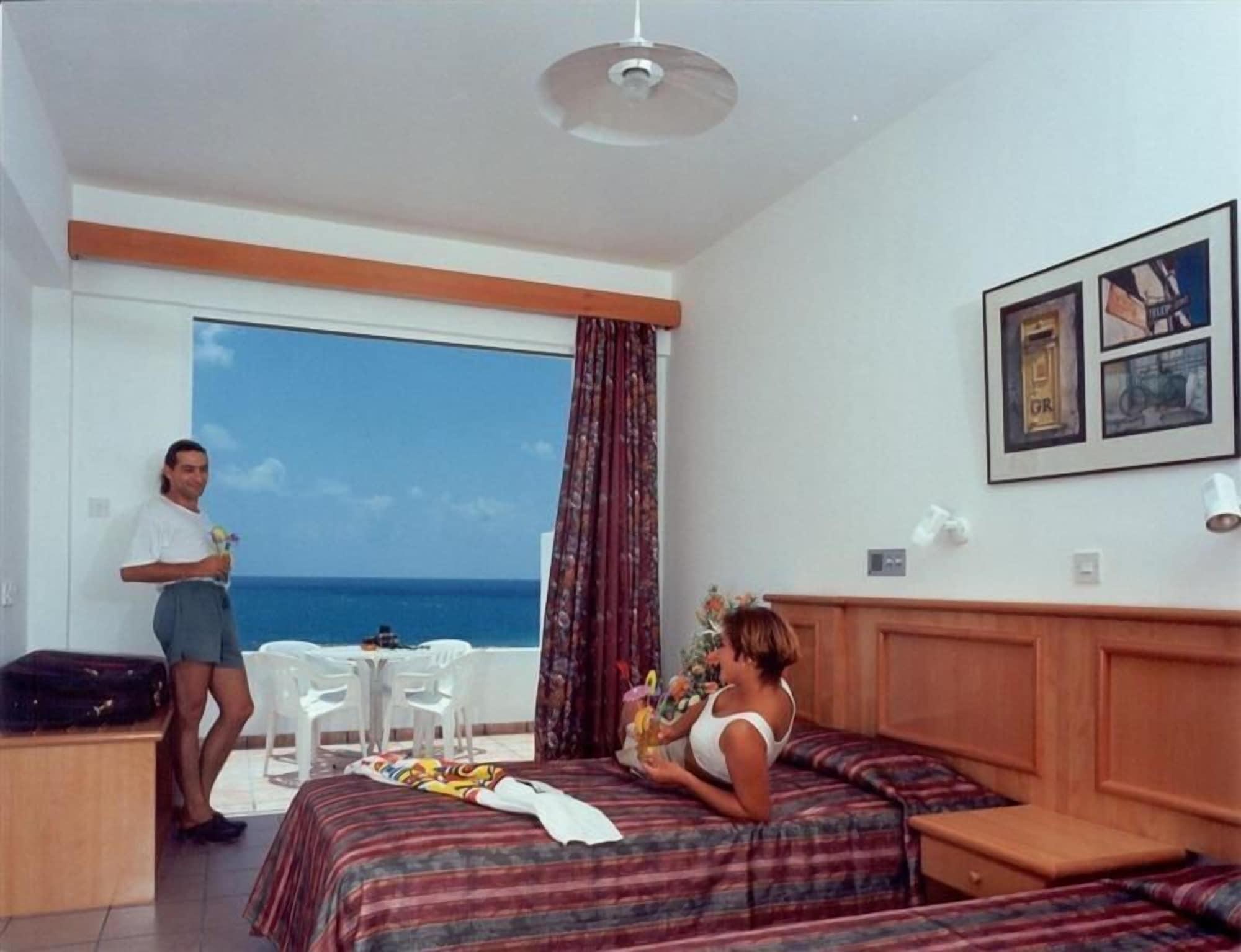Corallia Beach Hotel Apartments Coral Bay Bagian luar foto