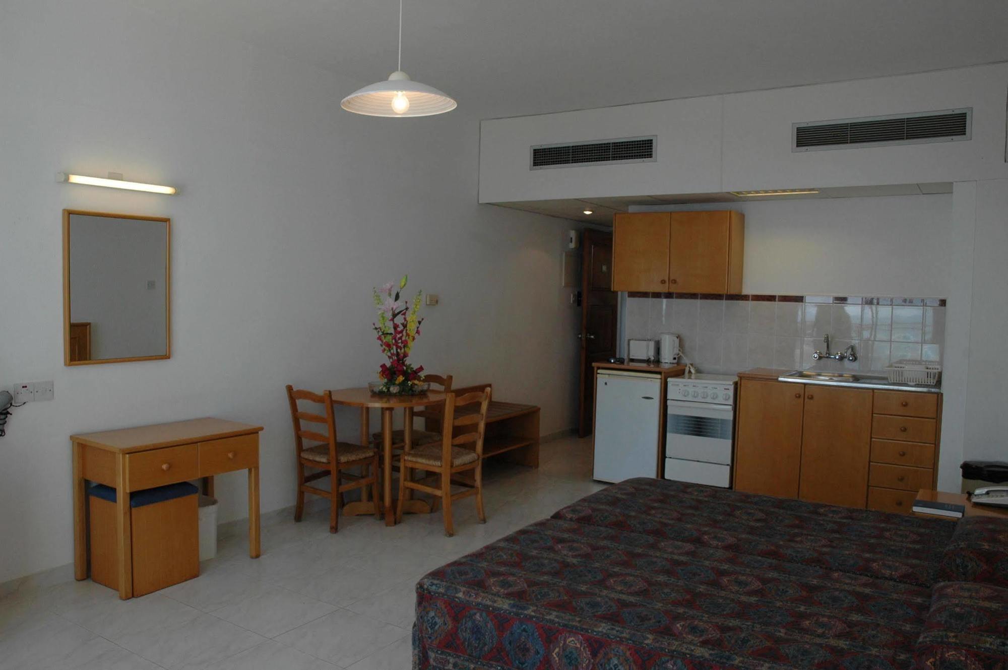 Corallia Beach Hotel Apartments Coral Bay Bagian luar foto